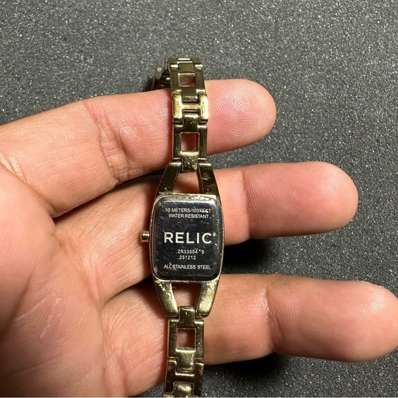 Relic Ladies Watch Gold Tone Squared Quartz Working With New Battery - Picture 5 of 7